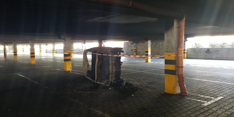 Spłonął samochód na parkingu Orlen Areny. MOSiR: Mamy z tym miejscem problem