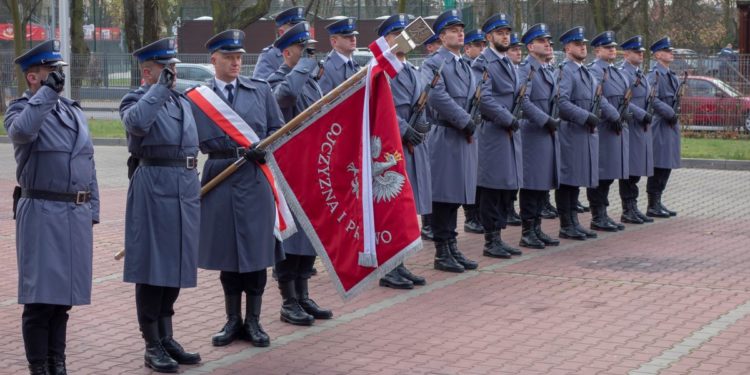 Zabijani strzałem w tył głowy. Oddano hołd bohaterskim policjantom z Płocka