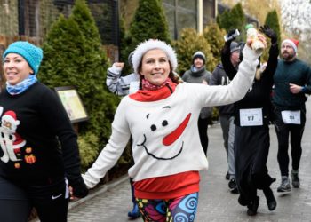 Pobiegli w swetrach wśród zwierząt