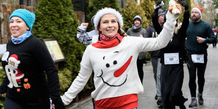 Pobiegli w swetrach wśród zwierząt