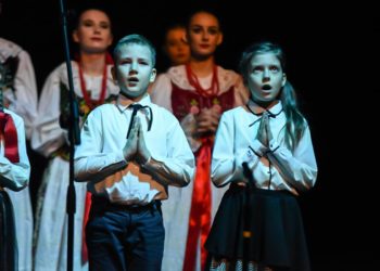 Widowisko na stulecie niepodległości. Na scenie aktorzy, dzieci i młodzież