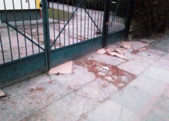 Czy rozsypujący się chodnik przy przedszkolu doczeka się naprawy?