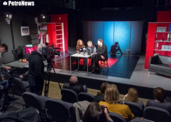 Mąż dusił żonę w teatrze