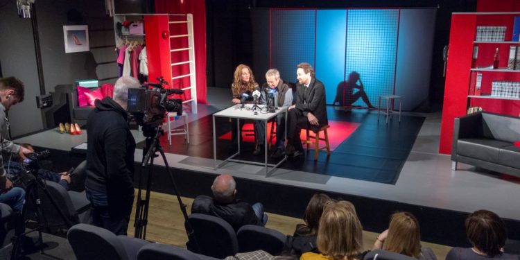 Mąż dusił żonę w teatrze