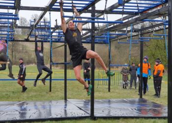 W zimnie, przez wodę i przeszkody. Pobiegła kolejna edycja Adrenaline Rush