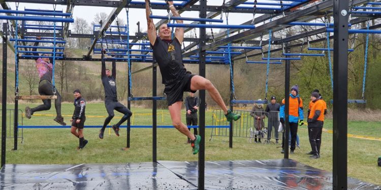 W zimnie, przez wodę i przeszkody. Pobiegła kolejna edycja Adrenaline Rush