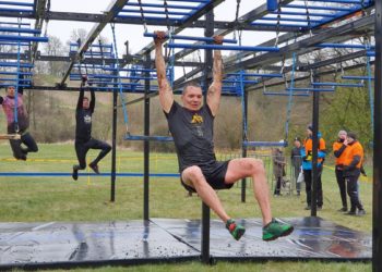 W zimnie, przez wodę i przeszkody. Pobiegła kolejna edycja Adrenaline Rush