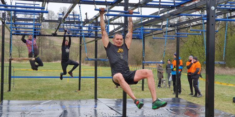 W zimnie, przez wodę i przeszkody. Pobiegła kolejna edycja Adrenaline Rush