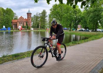 Biegali i jechali rowerem po leśnych wydmach [FILM, ZDJĘCIA]