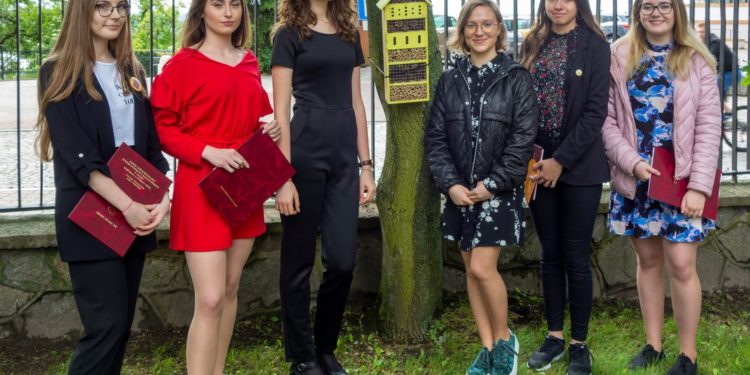 Bądźmy dobzzzzy dla pszczół – zachęcają uczennice z Płocka