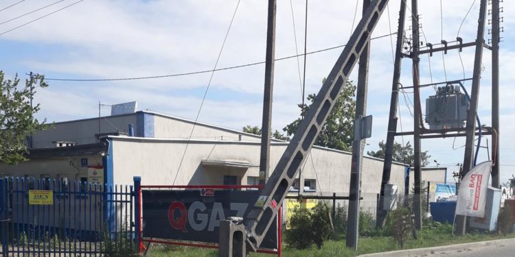 Awaria prądu w Płocku. Tir najechał na słup