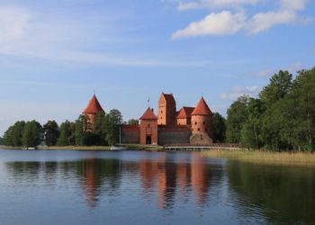 Wakacyjne podróże: Litwa, czyli sąsiedzi za drewnianym płotem?