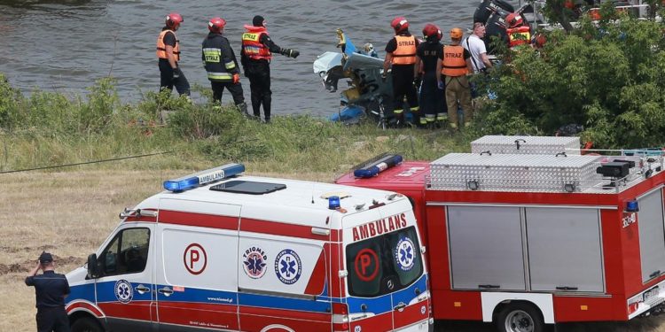 Rozbity JAK-52 już na brzegu. Samolot pękł na pół [ZDJĘCIA]