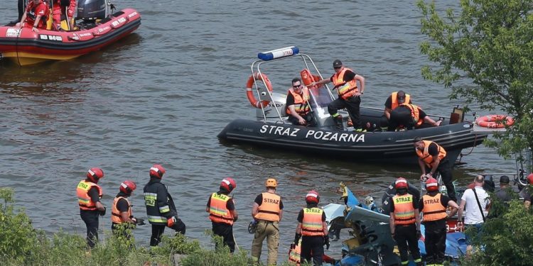 Rozbity JAK-52 już na brzegu. Samolot pękł na pół [ZDJĘCIA]