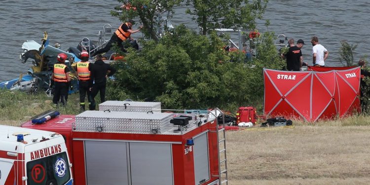 Rozbity JAK-52 już na brzegu. Samolot pękł na pół [ZDJĘCIA]