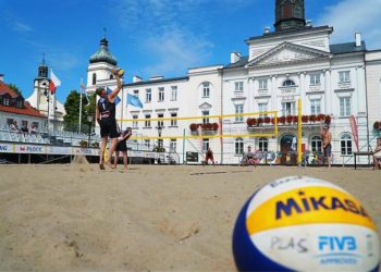 Amatorski turniej siatkówki przed ratuszem