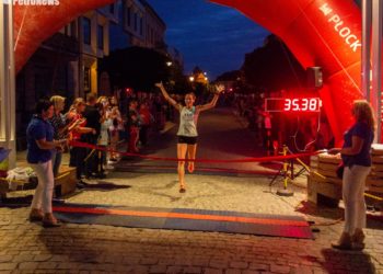 Biegli nocą dla uczczenia 99. rocznicy walk [ZDJĘCIA]