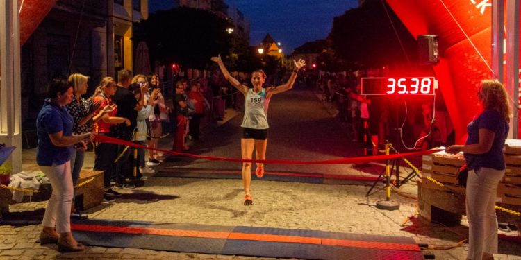 Biegli nocą dla uczczenia 99. rocznicy walk [ZDJĘCIA]