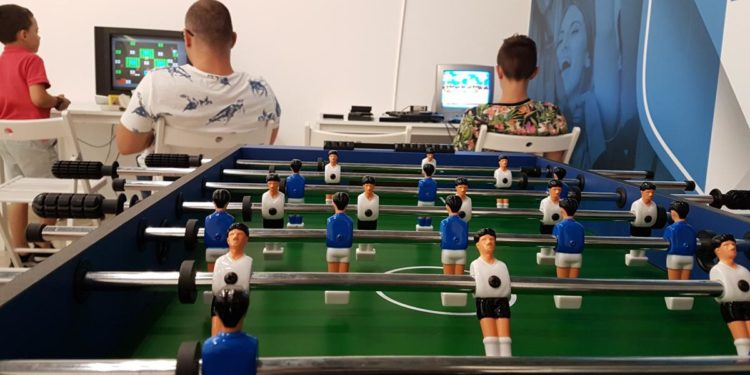 Specjalna strefa dla mężczyzn w płockiej galerii. A w niej kultowe konsole, piłkarzyki i wygodne kanapy