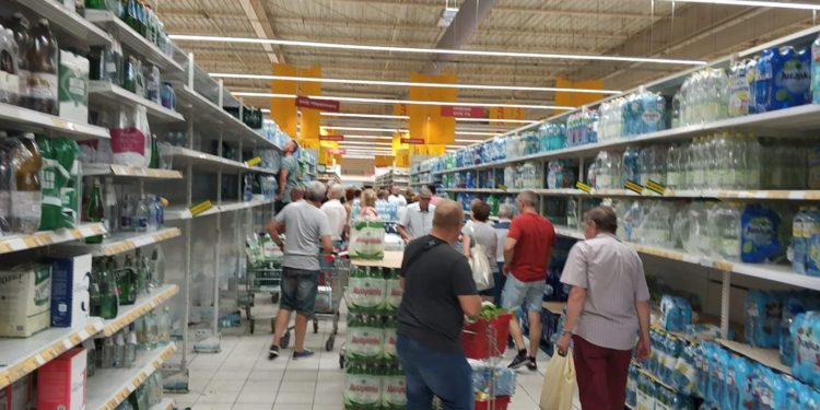 Minister środowiska: „Awarię ukrywano przez dobę”. Prokuratura wszczyna śledztwo, a płocczanie wykupują wodę