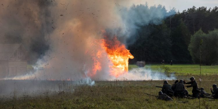 Wielkie widowisko na lewym brzegu Wisły. Był ogień, dym i atak z powietrza [FILM]