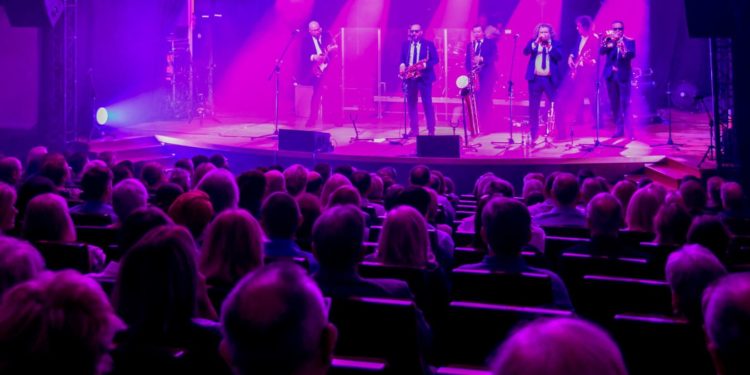 „Okrutna, zła i podła” w Płocku – Poparzeni Kawą Trzy dali rewelacyjny koncert! [ZDJĘCIA]