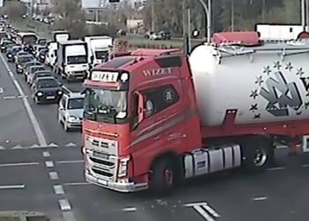 Wypadek na Trasie Popiełuszki. Troje dzieci w szpitalu