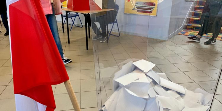 Kolejne zgłoszenie w Płocku – wyniesiono z lokalu kartę do głosowania