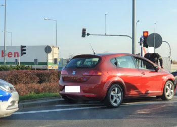 Stłuczka na rondzie dzwon. Kierowca wjechał na czerwonym świetle