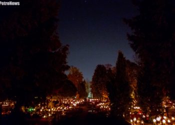 Odwiedziny i refleksje na płockim cmentarzu nocą [ZDJĘCIA]