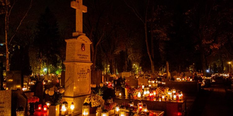 Odwiedziny i refleksje na płockim cmentarzu nocą [ZDJĘCIA]