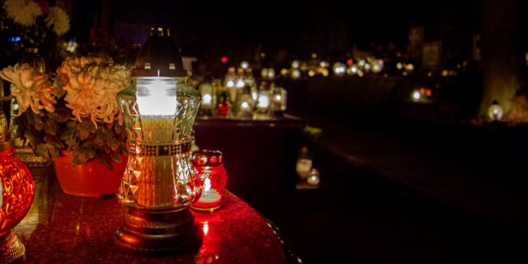 Odwiedziny i refleksje na płockim cmentarzu nocą [ZDJĘCIA]
