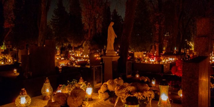 Odwiedziny i refleksje na płockim cmentarzu nocą [ZDJĘCIA]