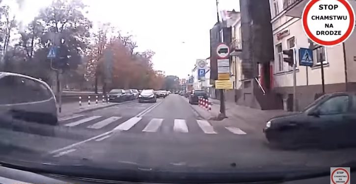Wymusił pierwszeństwo w Płocku. O włos od wypadku [FILM]