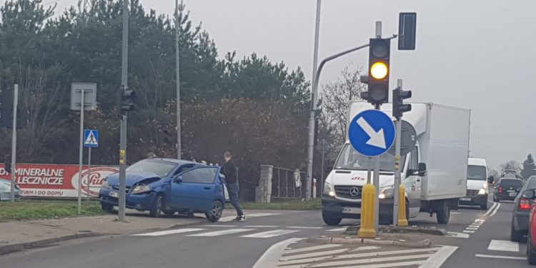 Kolizja osobówki i samochodu dostawczego