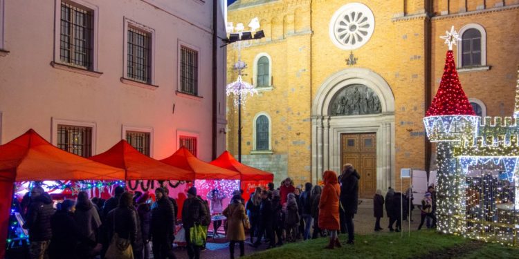 Świąteczny jarmark przy Płockich Ogrodach Światła w weekendy
