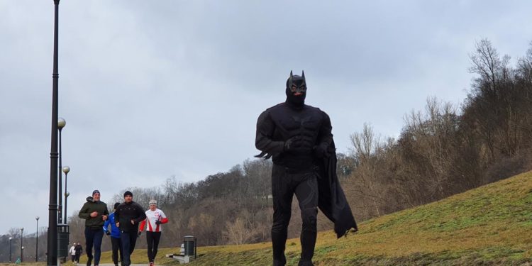Bieg sylwestrowy z Batmanem, Pingwinem, Świętym Mikołajem… [FILM, ZDJĘCIA]