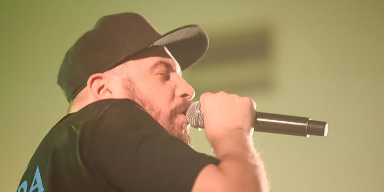 Instruowali jak obsługiwać świrów – koncert O.S.T.R. w Płocku