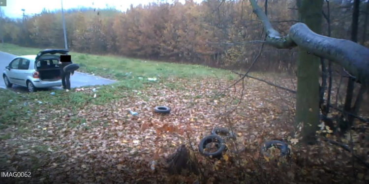 Strażnicy miejscy zastawiają pułapki na śmiecących