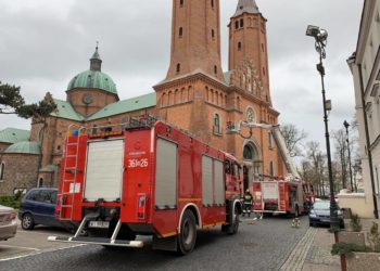 5 zastępów straży pożarnej przy katedrze. Trwała akcja reanimacyjna