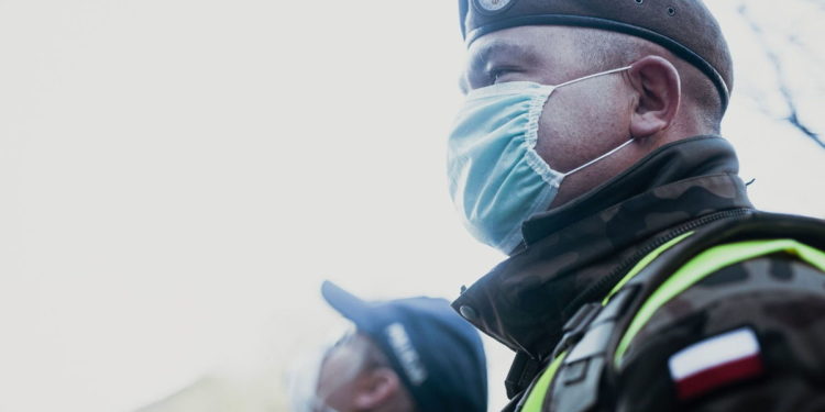Żołnierze na ulicach Płocka. Pomagają policji w kontroli kwarantanny mieszkańców