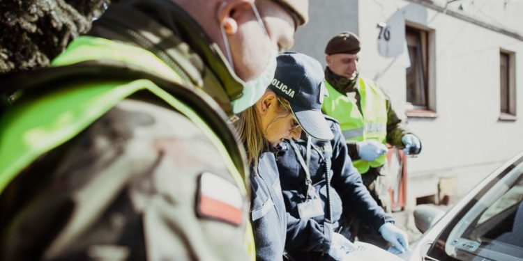 Żołnierze na ulicach Płocka. Pomagają policji w kontroli kwarantanny mieszkańców