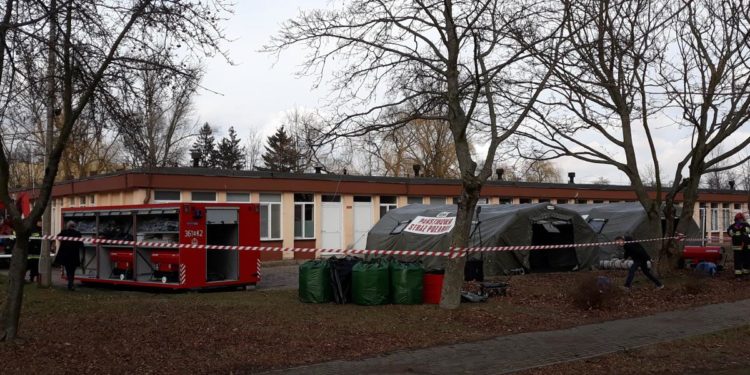 Namiot polowy straży pożarnej przed płockim szpitalem. Po co? [ZDJĘCIA]