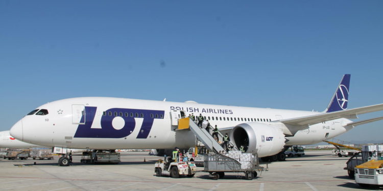 Środki ochrony i wyposażenie dla szpitali z funduszy unijnych. Przyleciało ich 14 ton