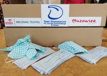 Płoccy aktorzy przekazali maseczki szpitalowi