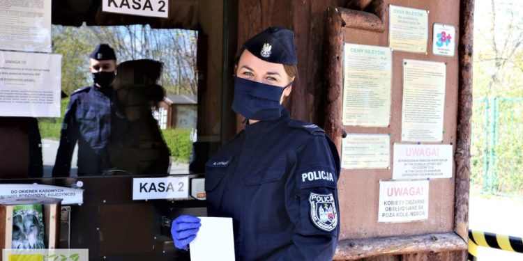 Płoccy policjanci kupili bilety do zoo i… przekazali je dzieciom