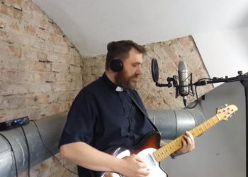 #Hot16challenge2 w wykonaniu proboszcza płockiej parafii. Kto jeszcze rapował dla służby zdrowia?