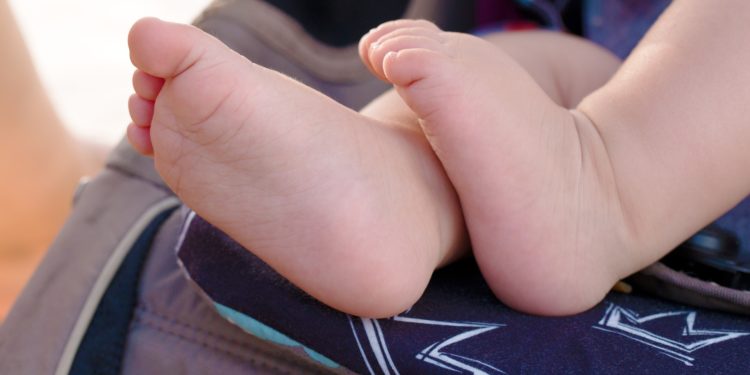 Pijani rodzice z 9-miesięcznym dzieckiem. W wózku puste butelki po alkoholu