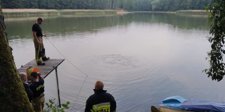 Ciało w jeziorze. Nie żyje młody mężczyzna [ZDJĘCIA]