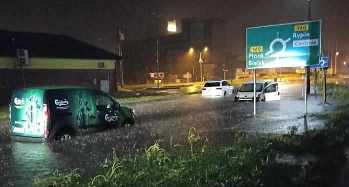 Ulewne deszcze i podtopienia – nocna akcja strażaków. Dzisiaj ma być podobnie [ZDJĘCIA]